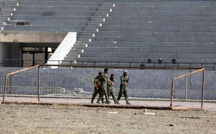 Lực lượng SDF tuần tra tại khu sân vận động ở thành phố Raqqa, nơi từng được coi là “thủ phủ” của nhóm khủng bố IS tại Syria. Ảnh: Reuters.