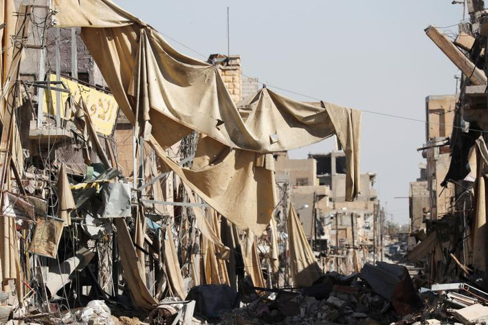 Cảnh tan hoang tại một khu trung tâm mua sắm ở Raqqa. Ảnh: Reuters.