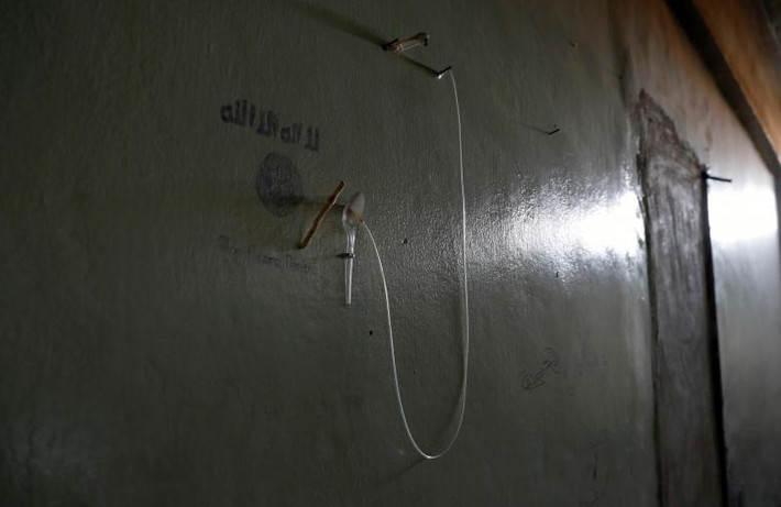 Ống truyền IV trong bệnh viện dã chiến nằm phía dưới sân vận động ở Raqqa. Ảnh: Reuters.