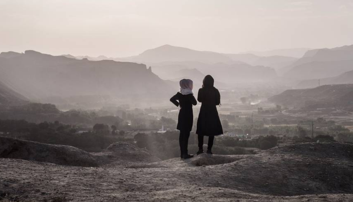 Các bé gái Afghanistan đứng nhìn quang cảnh thị trấn Bamiyan ngày 7/8. Ảnh: Getty Images.