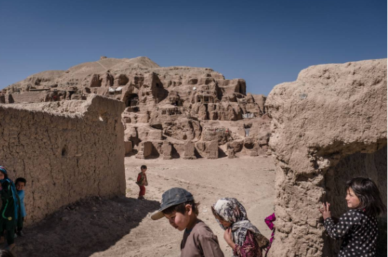 Các em nhỏ Afghanistan chơi đùa trước những hang động trong thành phố cổ Bamiyan ngày 17/8. Ảnh: Getty Images.