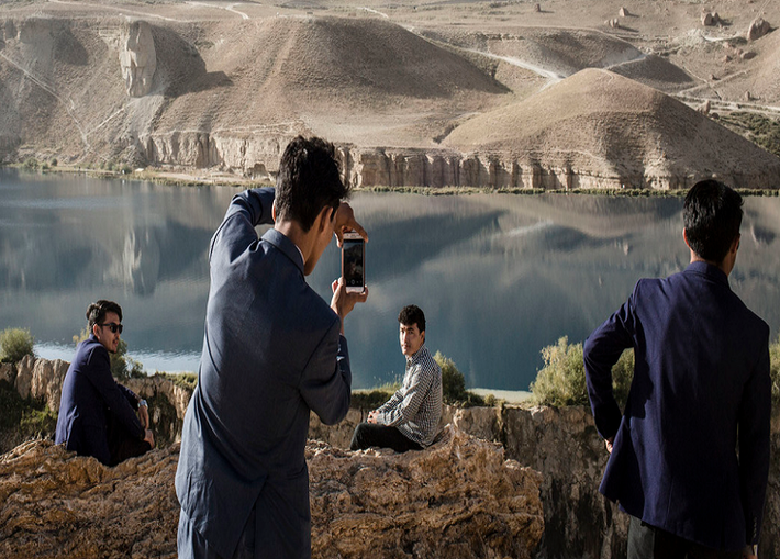 Những bức hình của Laurence Tan chủ yếu khắc họa cuộc sống ở đất nước Afghanistan trong tháng 8/2017. Ảnh: Các giáo viên Afghanistan đến từ thủ đô Kabul chụp ảnh bên hồ Band-e Haibat trong chuyến thăm Công viên Quốc gia Band-e Amir ngày 13/8/2017. Ảnh: Getty Images.
