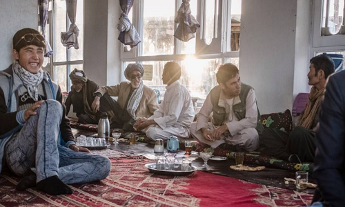 Người dân Afghanistan ăn sáng tại thành phố Nayak ngày 16/8. Ảnh: Getty Images.