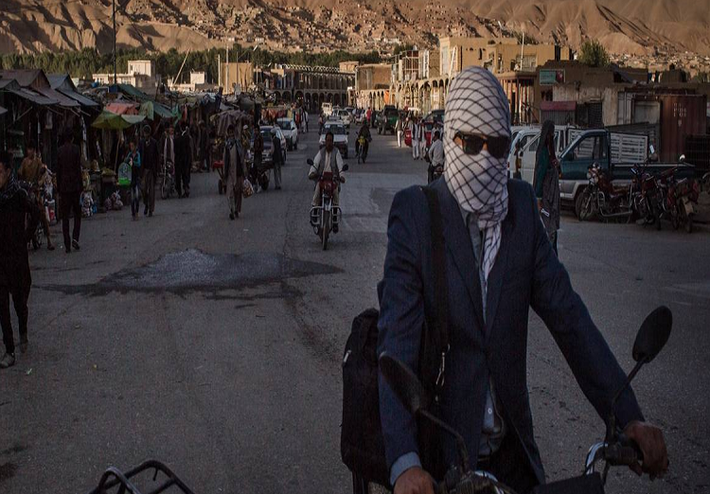 Người dân Afghanistan đi xe máy qua khu chợ ở Bamiyan ngày 14/8/2017. Ảnh: Getty Images.