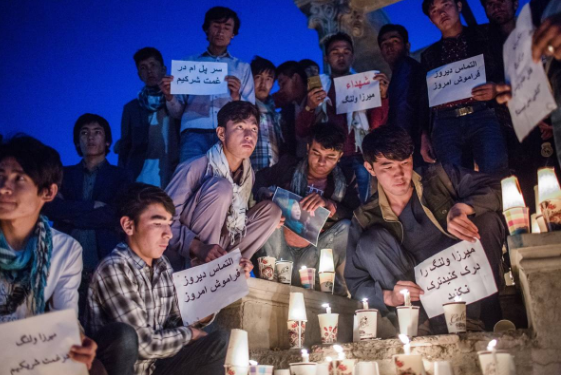 Mọi người thắp nến tưởng niệm các nạn nhân thiệt mạng trong vụ tấn công của Taliban và phiến quân IS ở Bamiyan, ngày 10/8/2017. Ảnh: Getty Images.