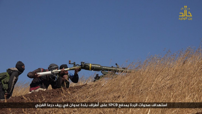 “Các tay súng IS giao đấu với các tay súng FTS và quân nổi dậy Syria ở vùng ngoại ô thị trấn Adwan, phía tây nam Daraa (Syria)”, nguồn tin cho hay. Ảnh: AMN.