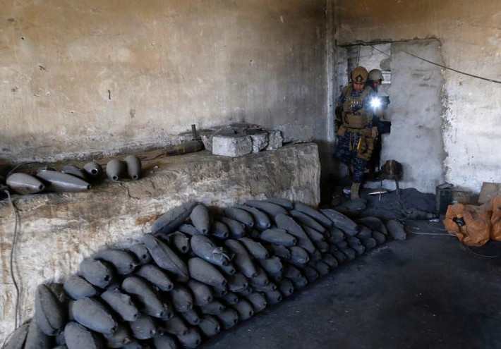 Cảnh sát Iraq kiểm tra một nhà máy từng được IS sử dụng để chế tạo súng cối ở Tây Mosul ngày 11/5/2017. Ảnh: Reuters.