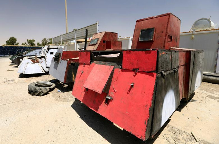 Những chiếc xe bom do IS chế tạo bị tịch thu và đưa về trụ sở Cảnh sát Liên bang Iraq ở thành phố Mosul ngày 31/7. Ảnh: Reuters.