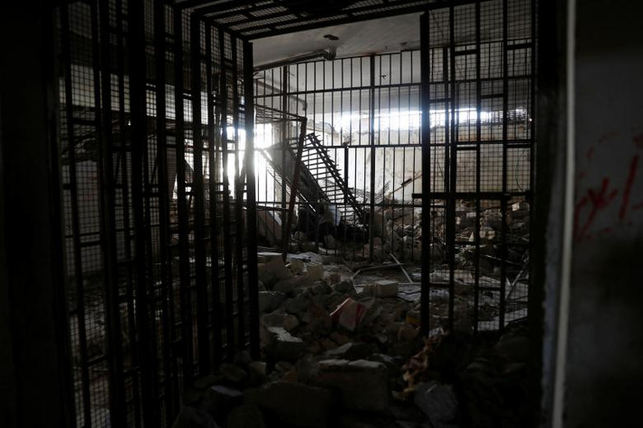 Phòng giam từng được phiến quân IS sử dụng nằm dưới một sân vận động ở Raqqa ngày 18/10. Ảnh: Reuters.