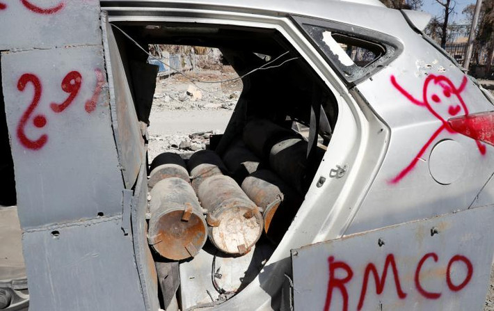 Bên trong một chiếc xe chứa đầy bom thuộc về nhóm khủng bố IS ở Raqqa ngày 18/10. Ảnh: Reuters.