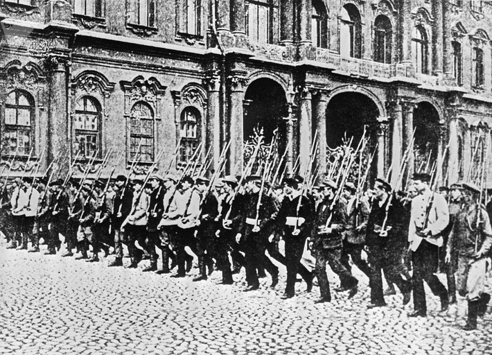 Đội Cận vệ Đỏ trên đường phố Petrograd năm 1917. Ảnh: Sputnik.