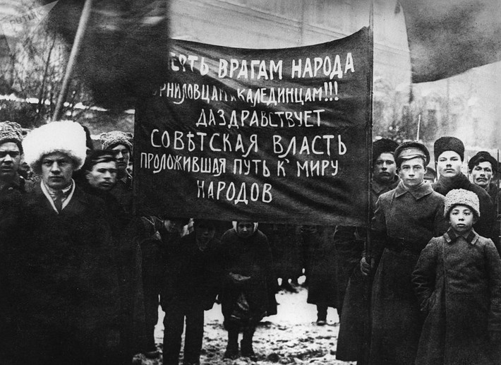 Cuộc mít tinh của công nhân và binh lính Petrograd ngày 25/10 (tức ngày 7/11) năm 1917. Ảnh: Sputnik.