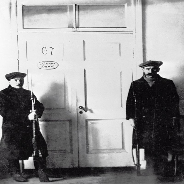 Lính gác bảo vệ văn phòng của V.I. Lenin ở Smolnyi. Petrograd năm 1917. Ảnh: Sputnik.