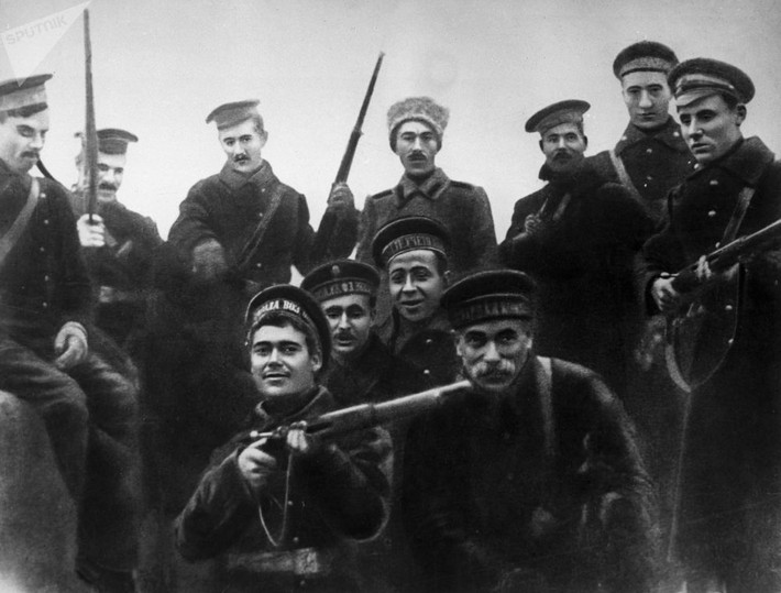 Các thủy thủ Baltic tham gia tấn công vào Cung điện Mùa đông ở Petrograd vào tháng 10/1917. Ảnh: Sputnik.
