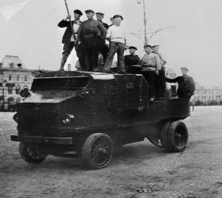 Công nhân trên xe bọc thép ở Quảng trường Đỏ tại Matxcơva năm 1917. Ảnh: Sputnik.