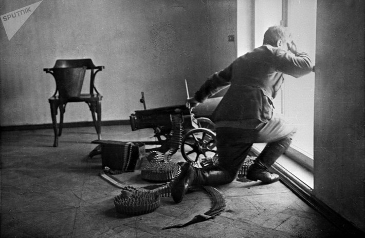 Pháo thủ bảo vệ Cung điện Mùa đông những ngày tháng 10/1917. Ảnh: Sputnik.