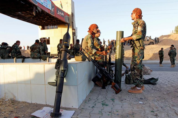 Lực lượng an ninh Iraq cho biết, các chiến binh Peshmerga đã rút lui khỏi thị trấn sau cuộc giao tranh với binh sĩ Iraq bằng súng máy, lựu đạn,... Ảnh: Reuters.