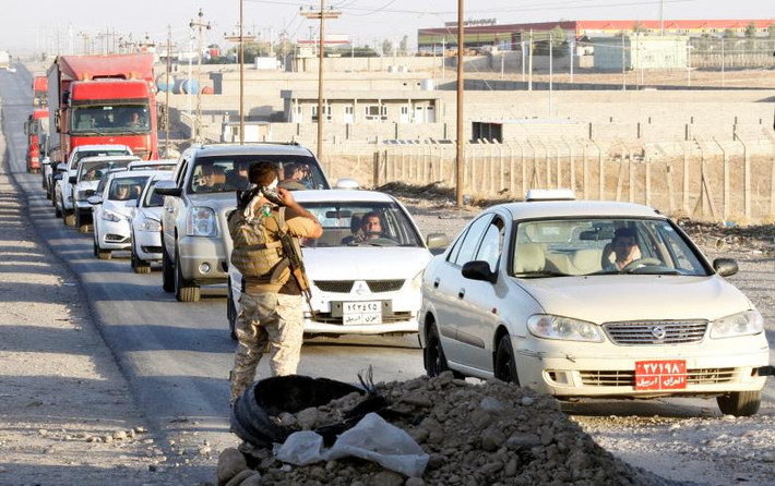 Chiến binh Peshmerga đứng tại một chốt kiểm soát ở phía bắc Kirkuk. Ảnh: Reuters.