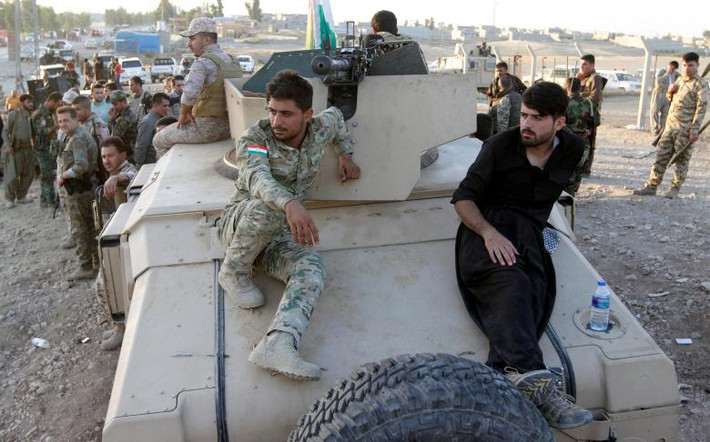 Các chiến binh Peshmerga ngồi trên xe quân sự ở phía bắc Kirkuk. Ảnh: Reuters.