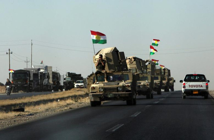 Đoàn xe quân sự của người Kurd xuất hiện gần thị trấn Altun Kupri. Ảnh: Reuters.