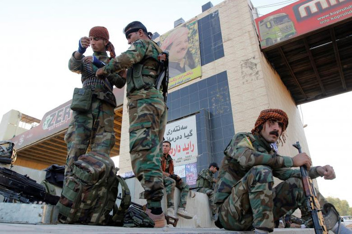 Các chiến binh Peshmerga tập trung ở phía bắc Kirkuk. Ảnh: Reuters.