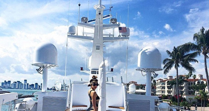 Lyla Dumont đang sống trên hòn đảo Saint Barthelemy xinh đẹp ở vùng Caribe. Ảnh: The Richest.
