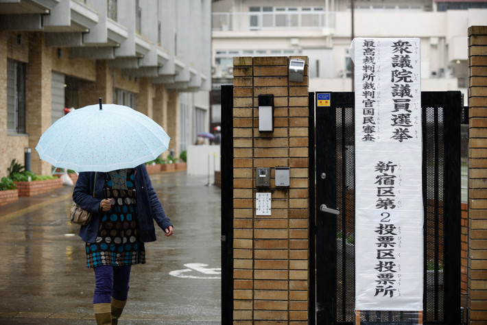 Dù trời mưa nhưng các điểm bỏ phiếu bầu cử Hạ Việt Nhật Bản ở thủ đô Tokyo vẫn có khá đông cử tri Nhật Bản đến bỏ phiếu từ rất sớm. Cuộc bầu cử trước thời hạn này vốn được coi là bước đi mạo hiểm của Thủ tướng Abe. Ảnh: Bloomberg.