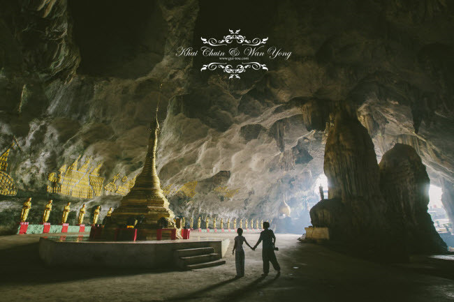 Họ cũng nhờ những du khách khác chụp ảnh giúp. Ảnh: Hang Hpa-An, Myanmar.