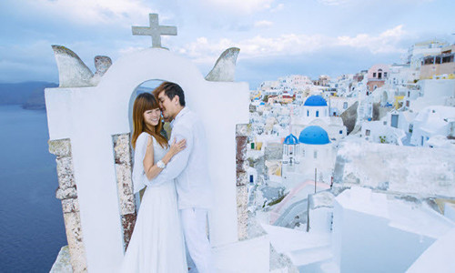 Cặp vợ chồng trẻ đã mua hai bộ váy cưới, trong khi Zhu tham gia khóa học trang điểm và Sim đầu tư một chiếc máy ảnh chuyên nghiệp cũng như học các kỹ năng tự chụp ảnh. Ảnh: Đảo Santorini, Hi Lạp.