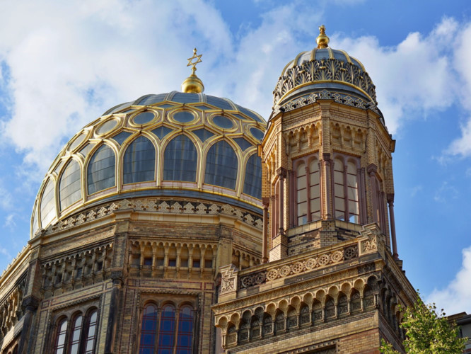 Neue Synagogue, Berlin, Đức: Địa điểm này từng bị phá hủy nặng nề trong Thế chiến thứ 2 nhưng nó đã được xây dựng lại vào những năm 1980 và chính thức mở lại vào năm 1995.