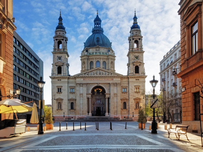 St. Stephen's Basilica, Budapest, Hungary: Lối kiến trúc đối xứng và phần mái vòm tuyệt đẹp của nhà thờ là minh chứng cho thấy sự hòa trộn giữa kiến trúc tân cổ điển ảnh hưởng từ Châu Âu và nét độc đáo riêng của thành phố Budapest.