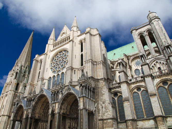 Chartres Cathedral, Chartres, Pháp: Với những trụ tường và những cửa sổ kính màu ấn tượng, thánh đường Chartres được UNESCO gọi là “đỉnh cao của nghệ thuật Gothic Pháp” và là một “kiệt tác” kiến trúc.