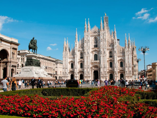 Milan Cathedral, Milan, Italy: Phải mất tới 6 thế kỷ, thánh đường Milan mới được hoàn thành. Du khách có thể dành hàng giờ đồng hồ để chiêm ngưỡng những công trình điêu khắc tỉ mỉ và ấn tượng bên ngoài trước khi hoàn toàn choáng ngợp bởi vẻ đẹp tráng lệ của những ô cửa kính màu bên trong.