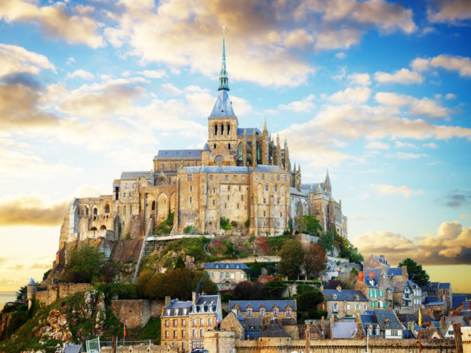 Mont Saint-Michel, Mont Saint-Michel, Pháp: Nằm trên đỉnh một ngọn đồi, đứng từ tu viện Mont Saint-Michel, du khách có thể nhìn khắp khung cảnh làng mạc xung quanh trên hòn đảo bên bờ biển vùng Normandy nước Pháp.