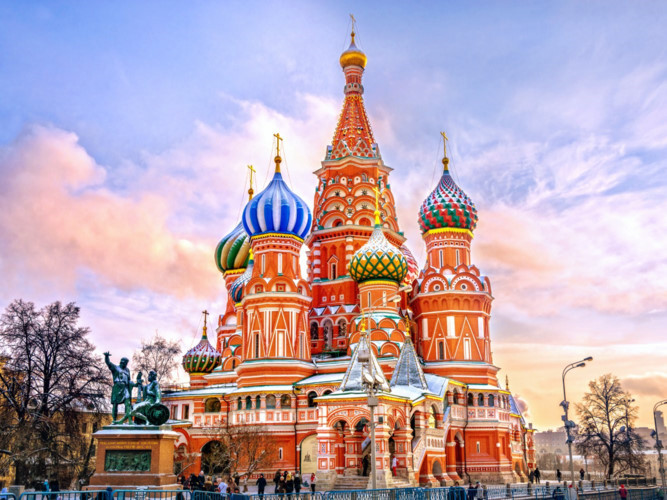 St. Basil's Cathedral, Moscow, Nga: Nằm ở ngay Quảng trường Đỏ, nhà thờ này như bước ra từ chuyện cổ tích với vẻ đẹp tráng lệ và lối kiến trúc ấn tượng.