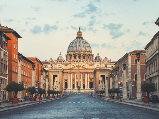 St. Peter's Basilica, Vatican City, Italy: St. Peter's Basilica là trung tâm của Thiên Chúa giáo và cũng là nhà thờ lớn nhất thế giới. Nơi đây ngoài lối kiến trúc ấn tượng còn là kho tàng của những tác phẩm nghệ thuật mang ý nghĩa lịch sử như bức tượng điêu khắc “Đức Mẹ Sầu Bi” (Pietà) của Michelangelo và nhiều kiệt tác khác.