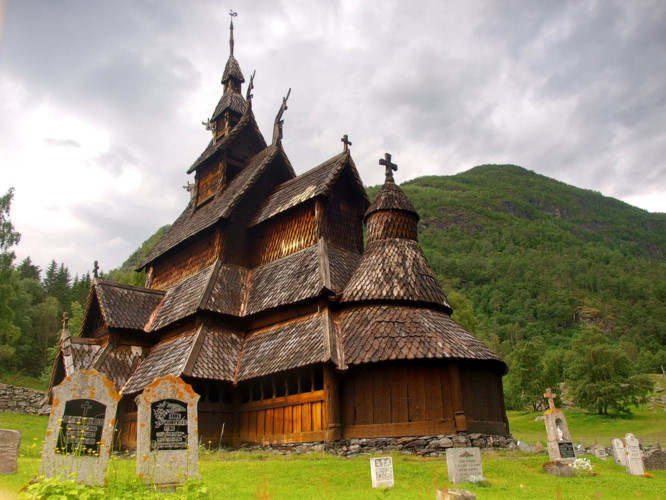 Borgund Stave Church, Borgund, Na Uy: Mặc dù nằm một vùng xa xôi, hẻo lánh cũng như cây cối rậm rạp bao quanh nhưng nhà thờ Borgund vẫn là một điểm đến thu hút. Được xây dựng bởi những người thợ thủ công từ cuối thế kỷ 12, nhà thờ này đến nay vẫn mở cửa cho các du khách tham quan.