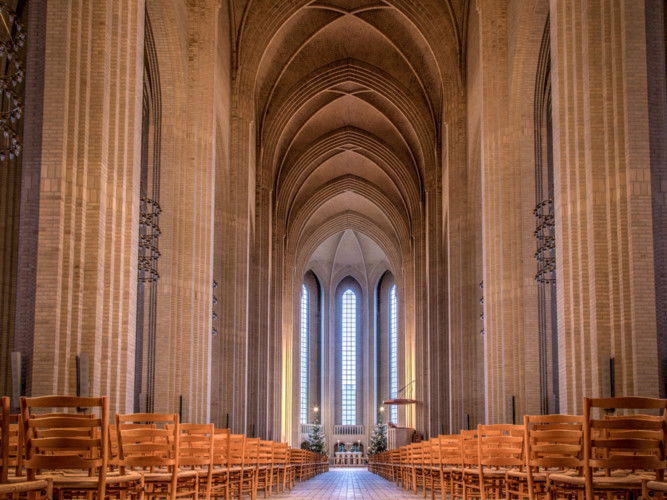 Grundtvig Church, Copenhagen, Đan Mạch: Những cột trụ khổng lồ và trần nhà cao vời vợi khiến bất kì du khách nào khi ghé thăm cũng choáng váng trước vẻ đẹp của nhà thờ Grundtvig.