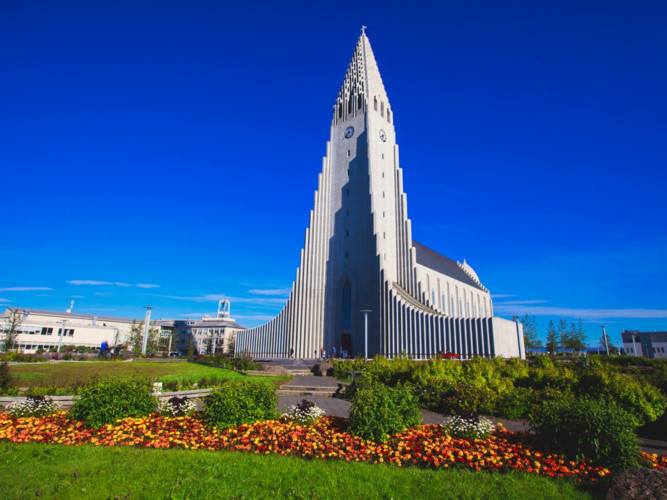 Hallgrimskirkja, Reykjavik, Iceland: Hallgrimskirkja là một trong những kì quan kiến trúc độc đáo nhất ở Iceland. Nhà thờ này được thiết kế bởi Guðjón Samúelsson vào năm 1937 và hoàn thành vào năm 1986. Lối kiến trúc độc đáo của nhà thờ được cho là lấy cảm hứng từ những dòng dung nham chảy ra từ núi lửa.