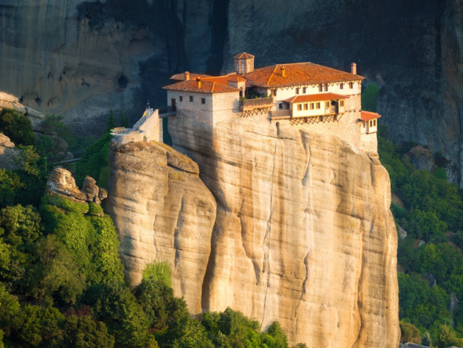 Meteora Monasteries, Thessaly, Hy Lạp: Không có nơi nào yên bình và tĩnh lặng như tu viện Meteora vốn nằm trên một cột đá khổng lồ bao quát khung cảnh thị trấn Kalambaka. Mặc dù nằm ở vị trí tách biệt nhưng du khách vẫn có thể ghé thăm nơi đây.