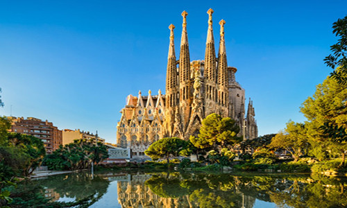Sagrada Familia, Barcelona, Tây Ban Nha: Khi nhắc đến những nhà thờ cổ ở Châu Âu thì không thể bỏ qua Sagrada Familia mang đậm dấu ấn của kiến trúc sư Antoni Gaudí. Dù đến nay, nhà thờ này vẫn chưa được hoàn thành nhưng vẻ đẹp độc đáo của nó vẫn đủ sức lôi cuốn bất kì du khách nào ghé thăm.