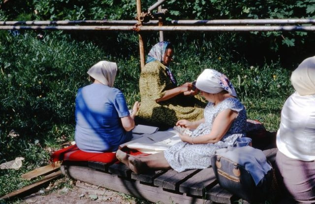 Những người phụ nữ chơi bài trong thời gian rảnh rỗi. Ảnh: ER.