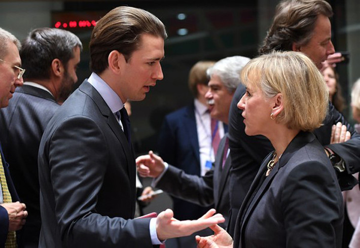 Ngoại trưởng Sebastian Kurz trao đổi với người đồng cấp Thụy Điển Margot Wallstrom tại cuộc họp ở Hội đồng châu Âu hồi tháng 1/2017.