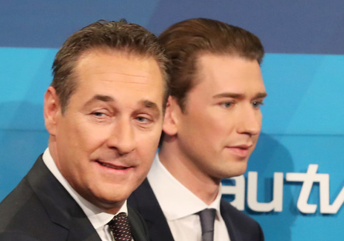 Ông Sebastian Kurz có thể để ngỏ cánh cửa liên minh với đảng Tự do (FPO) cánh hữu (với 27,4% số phiếu), vốn chủ trương “công bằng cho người Áo” với những đề xuất thắt chặt kiểm soát người nhập cư và tị nạn. Trong ảnh là ông Sebastian Kurz và lãnh đạo FPO Heinz-Christian Strache (trái) gặp nhau trước 1 cuộc phỏng vấn trên truyền hình sau cuộc tổng tuyển của ngày 15/10.