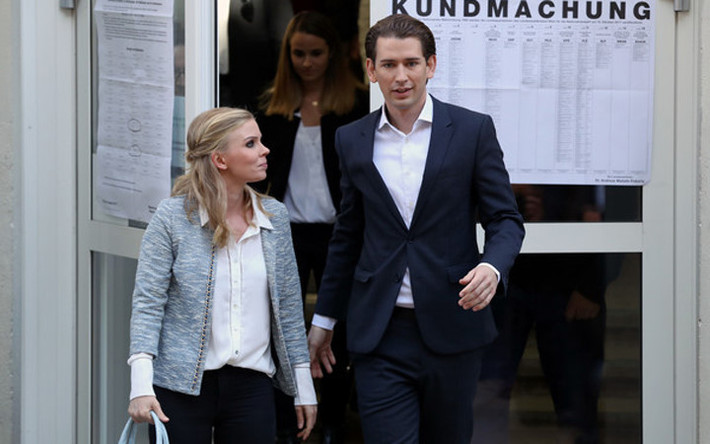 Trước đó, ông Sebastian Kurz đã đưa bạn gái Susanne Their cùng đi bỏ phiếu.