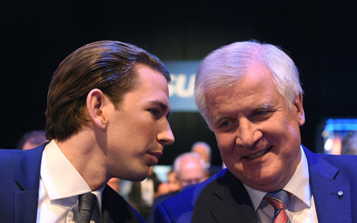 Trong ảnh là ông Kurz và Chủ tịch đảng CSU Horst Seehofer tại sự kiện này.
