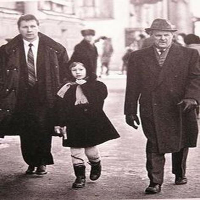 Có thể nói, ngay từ khi còn nhỏ, Ksenia Sobchak đã là một cô bé xinh xắn và đáng yêu. Ảnh: Persona.
