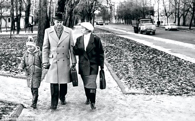 Sobchak hồi nhỏ đi cùng bố mẹ trong ngày đông lạnh giá ở thành phố St. Petersburg. Ảnh: Daily Mail.