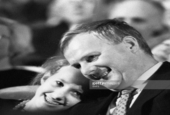 Ksenia Sobchak cười tươi tựa đầu vào vai cha, Thị trưởng St. Petersburg, hồi tháng 11/1993. Ảnh: Getty Images.