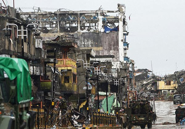 Xe quân sự của quân đội Philippines di chuyển trên đường phố Marawi. Ảnh: FNA.